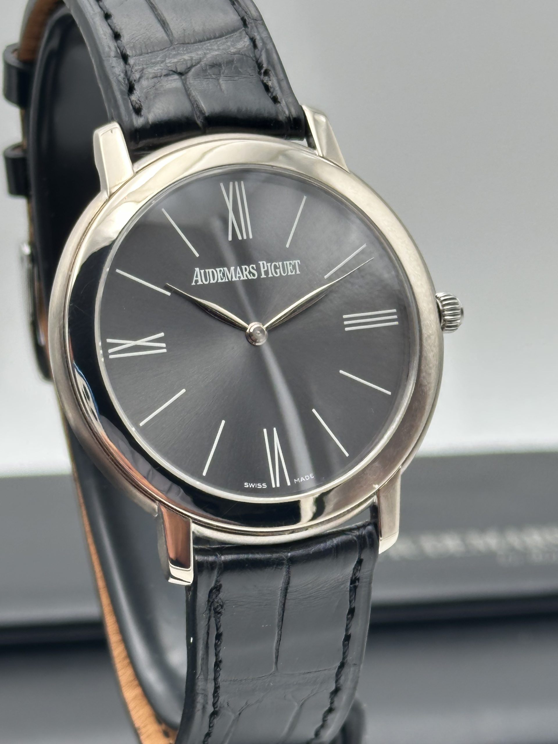 Audemars Piguet Jules Audemars Perfect Cindition Manual White Gold 18K Grey Dial 15093BC - immagine 4